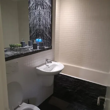 1 Bed Flat - Sleeps 2 - Parking - Wifi * Bradford (West Yorkshire)