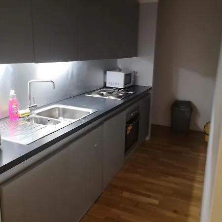 1 Bed Flat - Sleeps 2 - Parking - Wifi *
