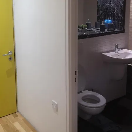 1 Bed Flat - Sleeps 2 - Parking - Wifi Apartment Bradford (West Yorkshire)
