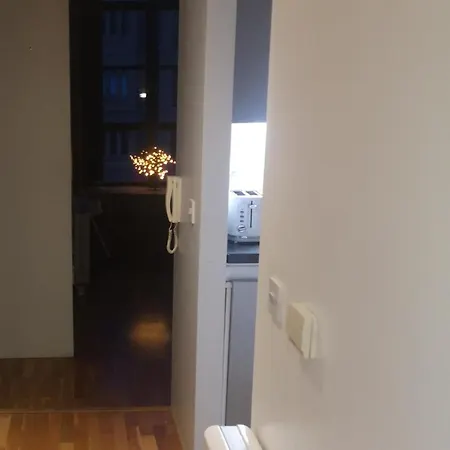Apartment 1 Bed Flat - Sleeps 2 - Parking - Wifi *